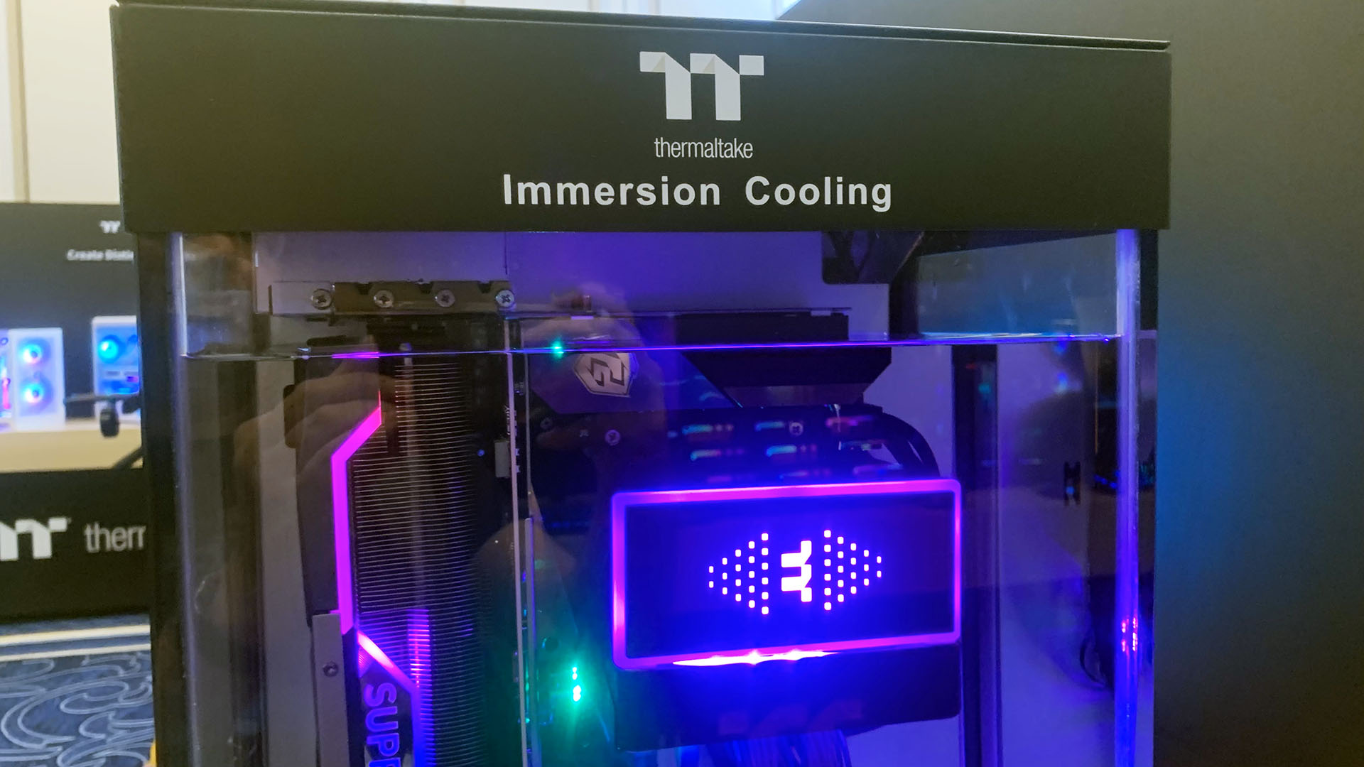 Thermaltake は、液体バスを使用してゲーム PC の温度を 20°C 下げることができます。